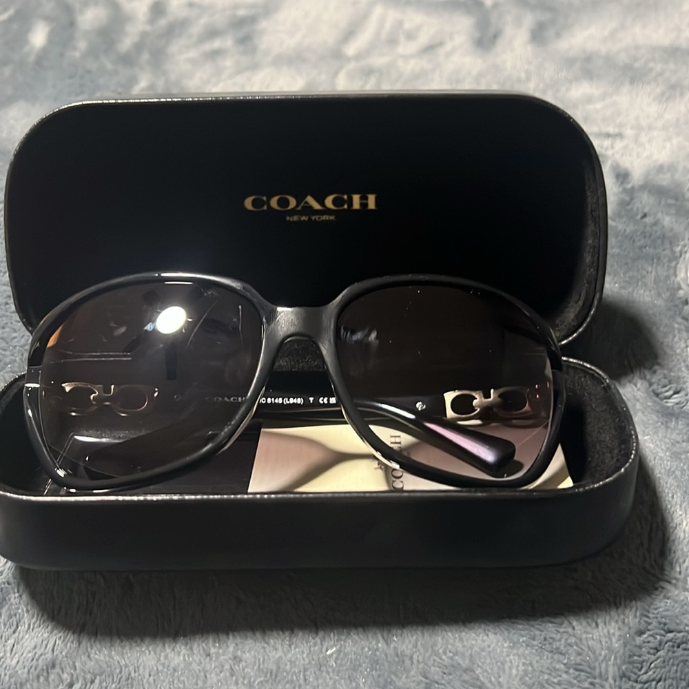 Women’s Coach kissing C’s black sunglasses - Picture 5 of 5